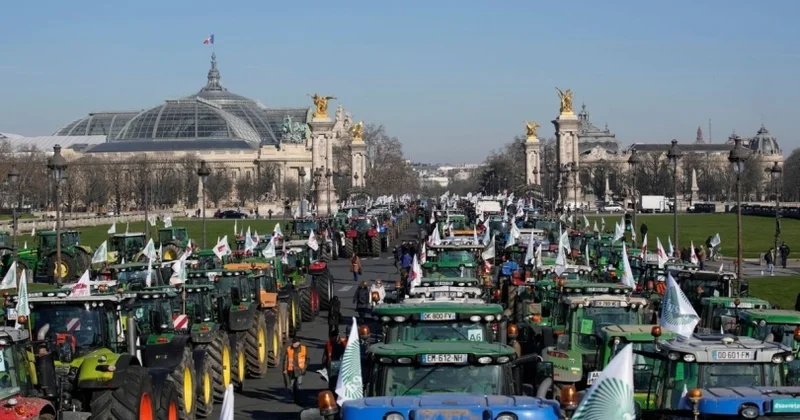 Parisin mərkəzini mühasirəyə alıb, şəhərə gələn yolları bağlayıblar