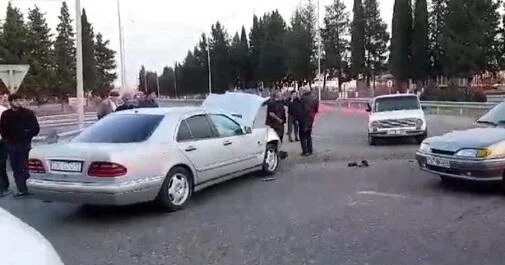 Maşını beton səddə vurdu: arvadı öldü Video