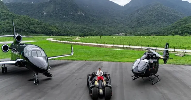 Neymar şəxsi təyyarəsini, helikopterini və betmobilini nümayiş etdirdi