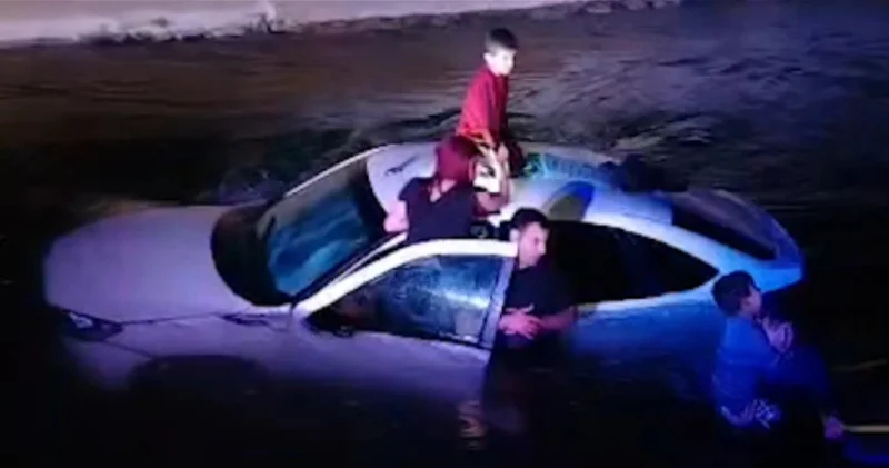В Бейлягане автомобиль с четырьмя пассажирами, включая двоих детей, упал в канал ВИДЕО