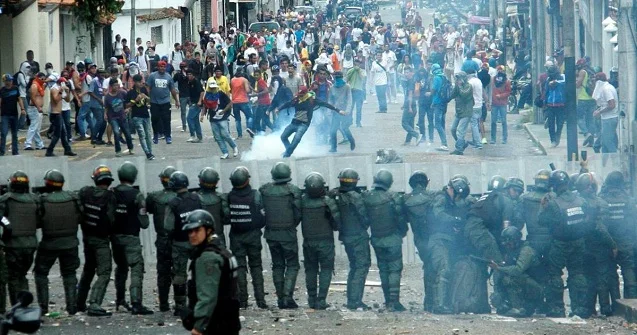 Venesuelada vəziyyət kritik həddə çatır