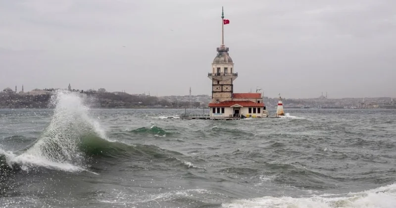 İstanbulda fırtına: Gəmi səfərləri təxirə salındı, qayıqlar aşdı VİDEO