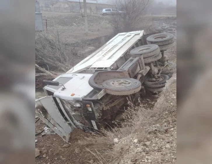 В Гёранбое грузовик упал с моста, водитель погиб