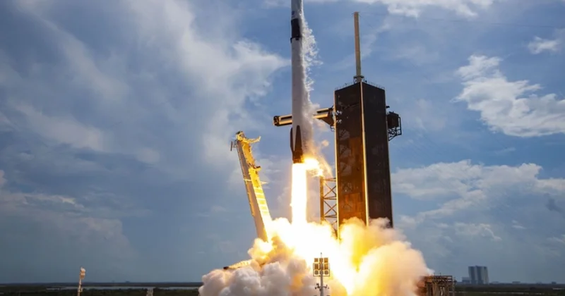 “SpaceX“ raketi daha bir qrup “Starlink“ internet peykini orbitə çıxarıb