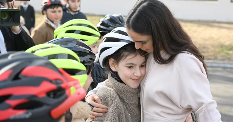 Leyla və Alena Əliyevalar Gəncədə uşaqlara velosiped hədiyyə etdilər Fotolar