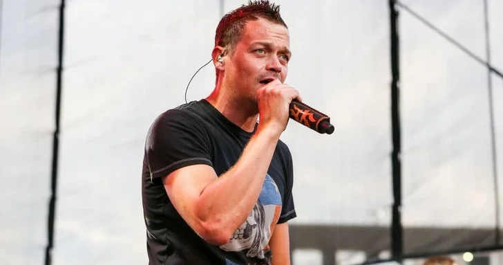 Умер солист и сооснователь 3 Doors Down Брэд Арнольд