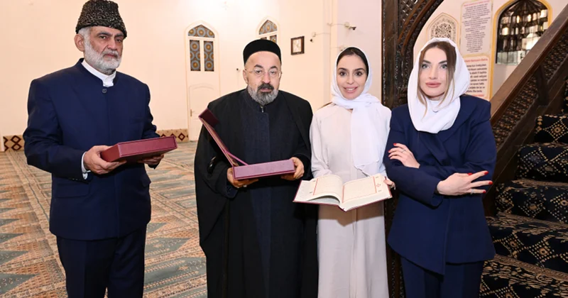 Prezident ailəsinə Şah Abbas məscidində “Qurani Kərim” hədiyyə etdilər Fotolar
