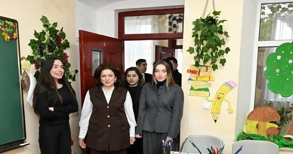 Əliyevalar 45 nömrəli məktəbdə oldular Foto