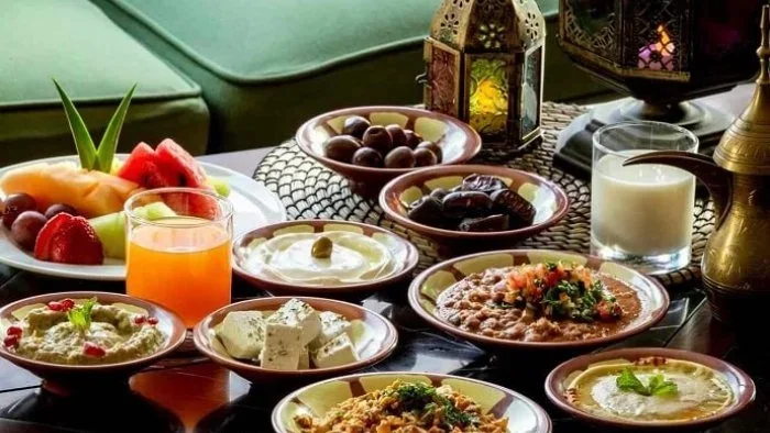 Restoranlarda iftar süfrəsi reklamı İlahiyyatçı deyir ki...