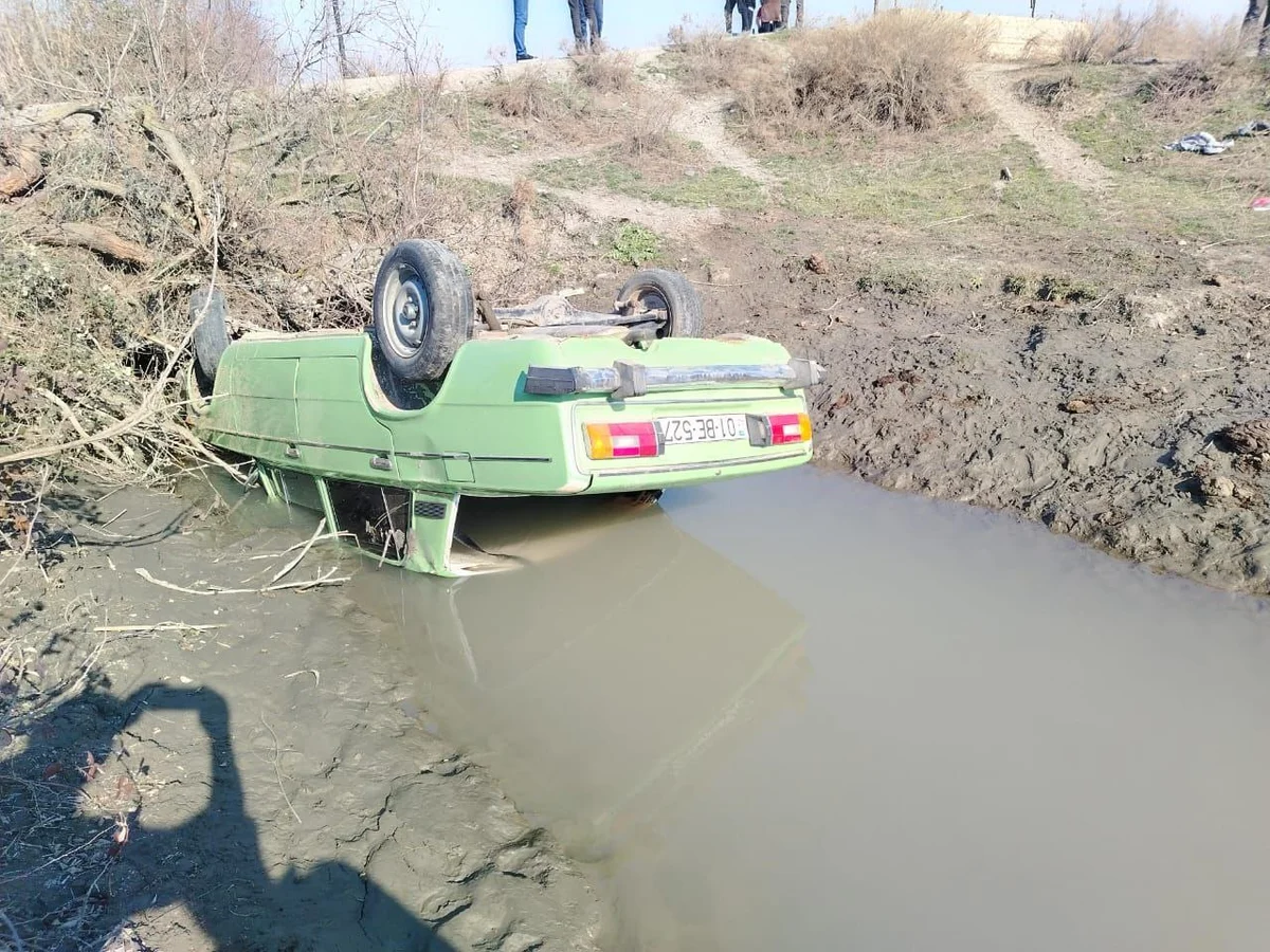 Kürdəmirdə avtomobil su kanalına aşıb, xəsarət alanlar var FOTO/VİDEO