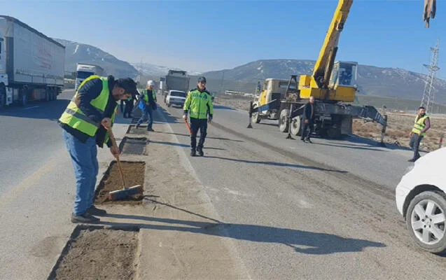 К сведению водителей! на этой дороге частично ограничено движение