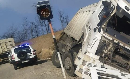 Yük maşını yoldan çıxaraq evə çırpıldı: xəsarət alan var Foto