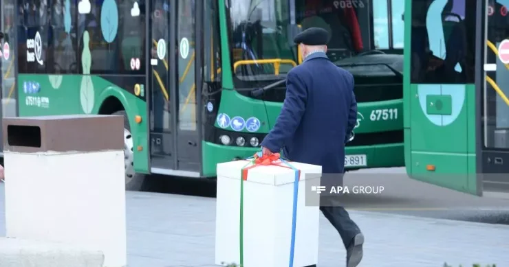 Evə tələsən kişi: Bakıda 8 Mart həyəcanı FOTOLENT