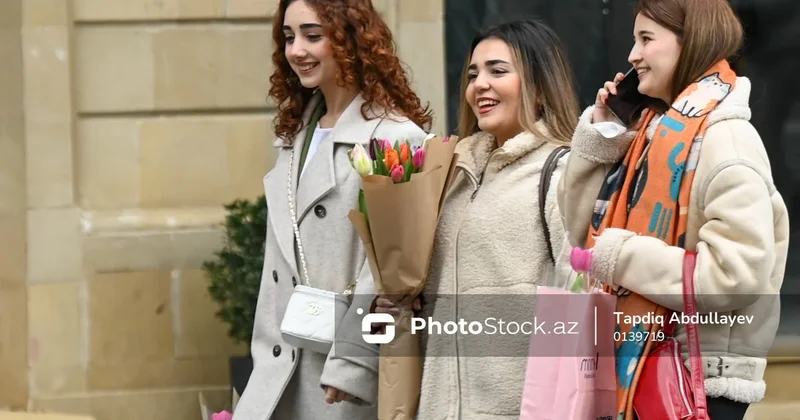 Əllərdə çiçəklər, üzdə gülüş Bakı küçələrindən FOTOREPORTAJ