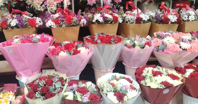 Bakıda 8 mart günü güllər neçəyə satılır?
