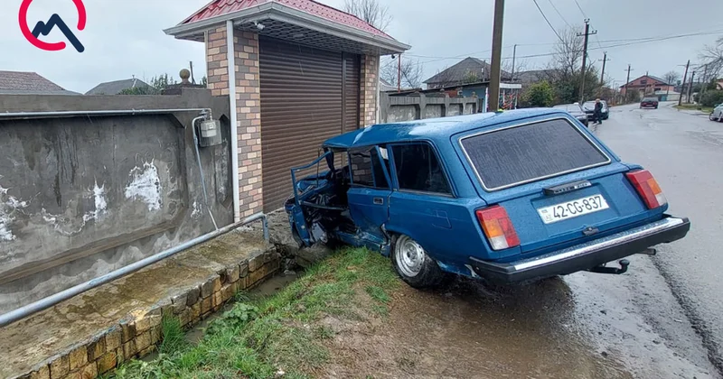 Lənkəranda “VAZ” qaz borusuna çırpıldı Sürücü xəsarət aldı+Foto