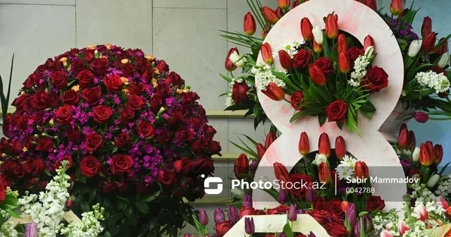 8 martda gül mağazaları “od tutub yanır” “1200 manata da buket var, xaricdən gəlir deyə qiymət bahadır”