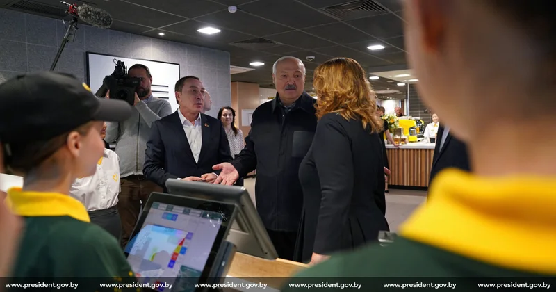 Первый вице премьер Белоруссии не смог оплатить заказ Лукашенко в ресторане