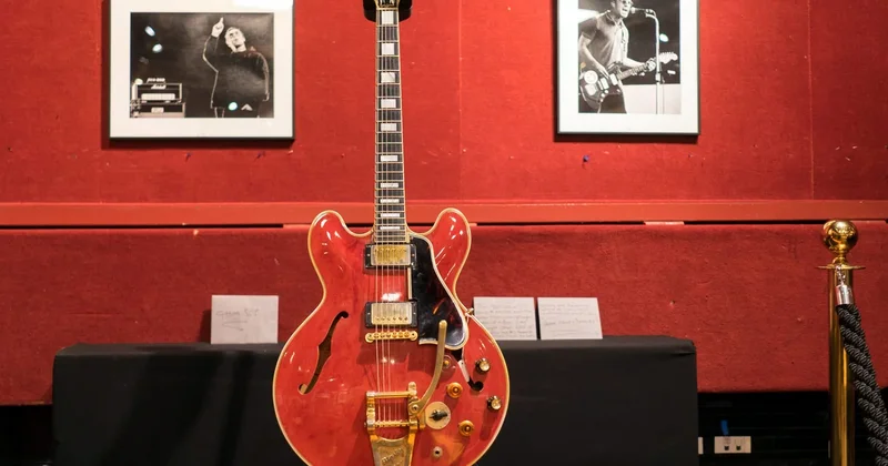Oasis qrupunun lideri Noel Qallaherə məxsus gitara hərraca çıxarılıb