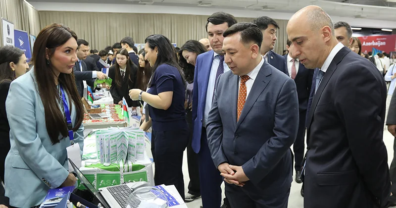 Qazaxıstanda Azərbaycan Universitetinin stendinə böyük maraq Fotolar