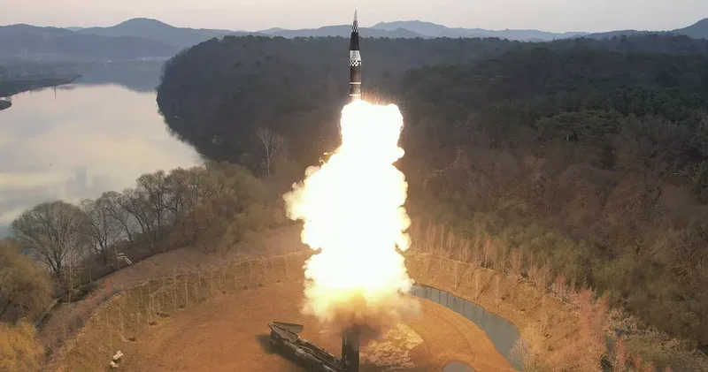 Северная Корея запускает ракеты в сторону Японского моря