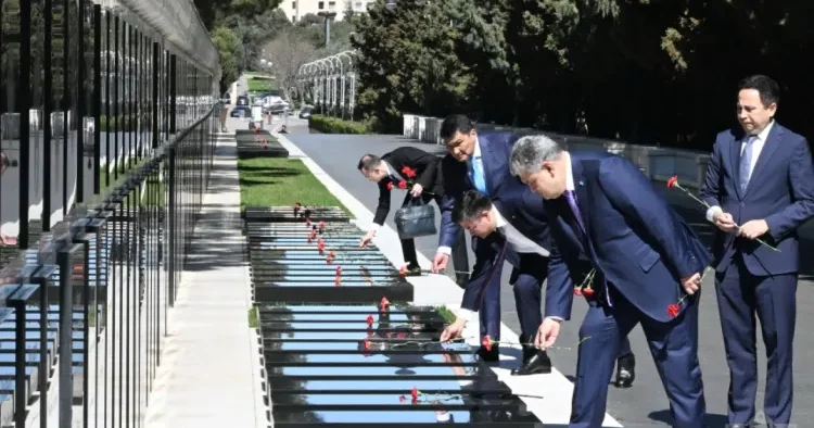 Qazaxıstan nümayəndə heyəti Şəhidlər xiyabanını və Zəfər parkını ziyarət etdi FOTO
