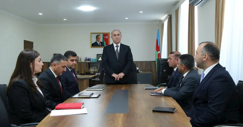 Sevindik Hətəmov Uşaq musiqi məktəbinin direktorunu mükafatlandırdı