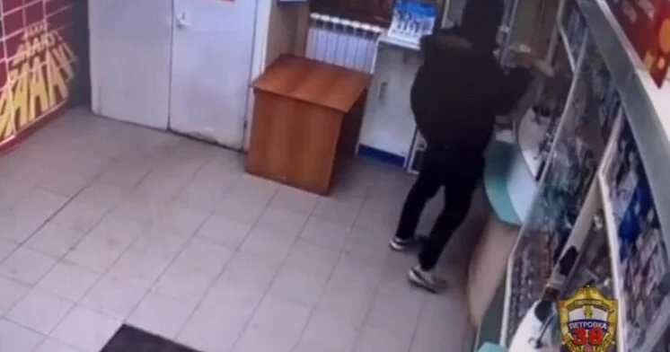 В Москве мужчина ограбил аптеку с помощью кирпича ВИДЕО