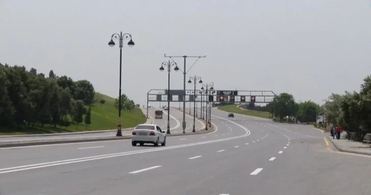В Баку из за сильного ветра ограничили скорость на дороге в аэропорт