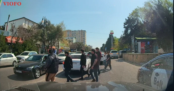 Maşın yolunu parka çevirən piyadalar: Bu küçələrə nəzarət lazımdır VİDEO