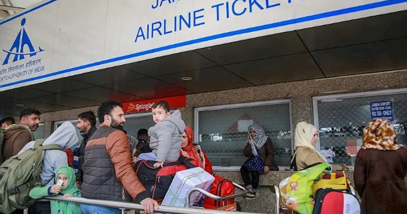 “Hindistanın Kəşmirindəki hava limanında partlayışlar olub” AFP