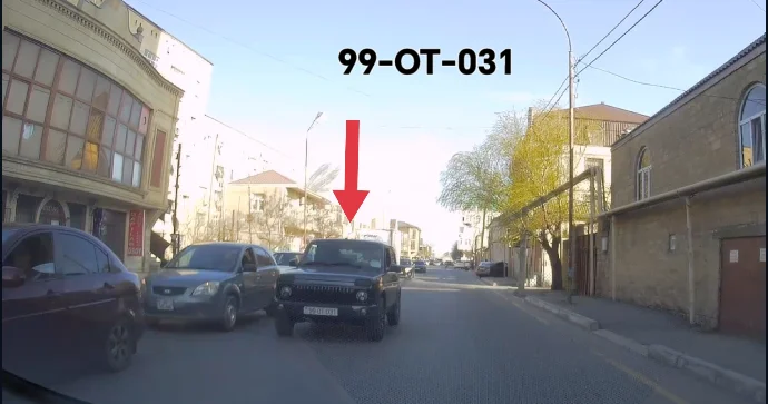 Sürücü sıxlıqda qalmamaq üçün əks yola çıxıb təhlükə yaratdı VİDEO