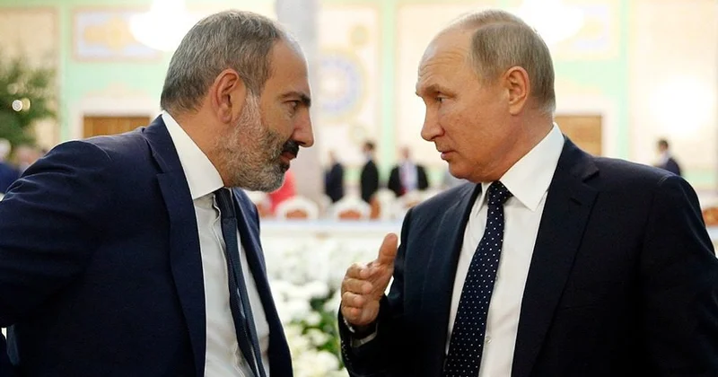 Putin Kremldə Paşinyanla görüşüb