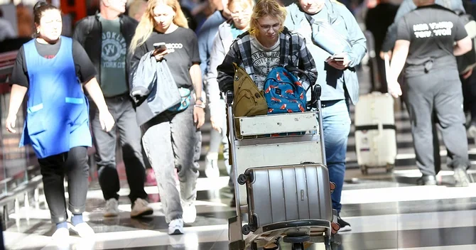 1500 dən çox rus Moskvaya uçuşların ləğvi səbəbindən Türkiyədə qalıb