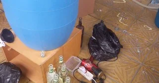 Gəncədə yaşayış evində saxta alkoqollu içkilərin istehsal edildiyi müəyyənləşib FOTOLAR