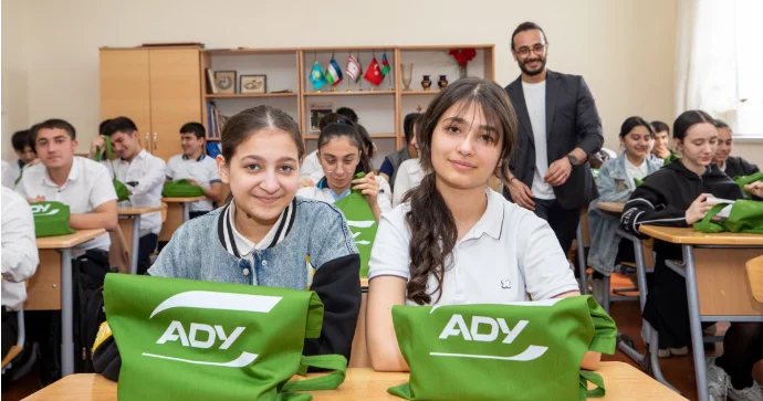 ADY dəmir yollarında təhlükəsizlik qaydalarını məktəblərdə öyrədir FOTO