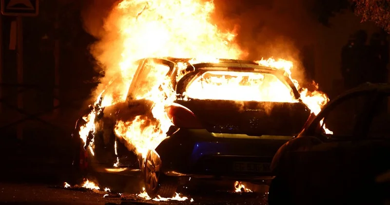 В Париже в толпу футбольных фанатов врезался автомобиль