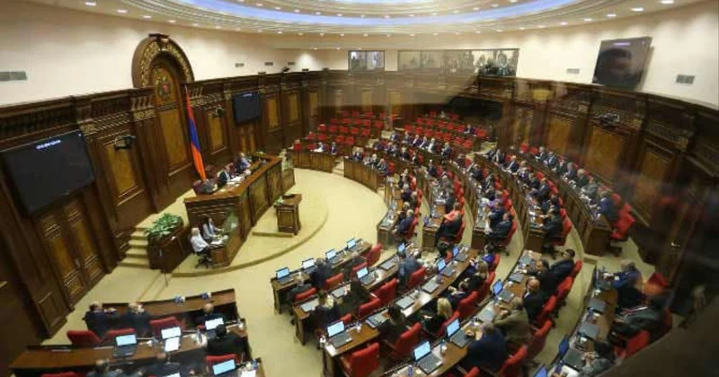 Ermənistan parlamentində qovğa