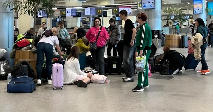 30 часов в ожидании вылета: хаос в аэропортах Москвы после снятия ограничений