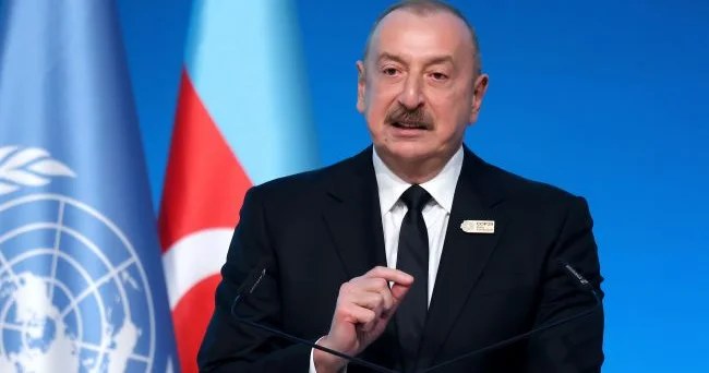 Azərbaycan prezidenti son anda Putinlə paradda iştirak etməkdən imtina edib