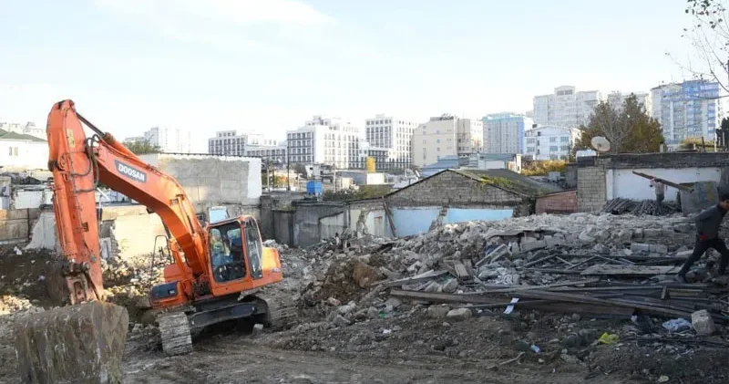 Şəhərin mərkəzində evləri plana düşənlər narazıdır