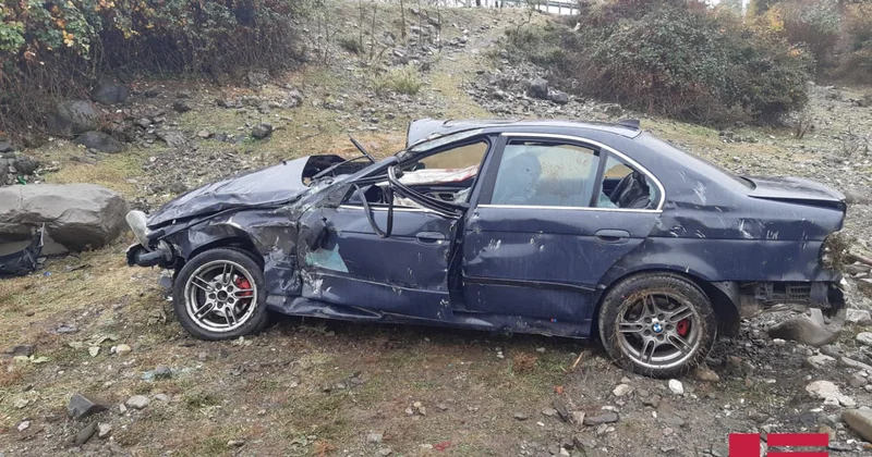 Kəlbəcərədə avtomobil çaya aşıb, sürücü xəsarət alıb