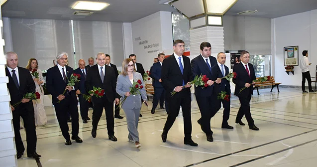 Yasamal ictimaiyyəti Ulu Öndərin xatirəsini əziz tutur Fotolar