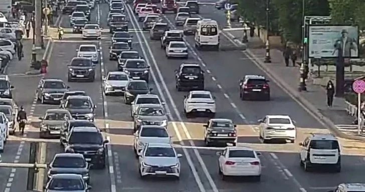 На ряде улиц и проспектов Баку затруднено движение транспорта