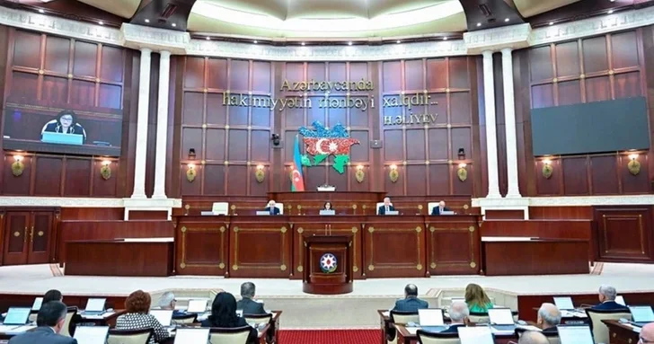 В парламенте Азербайджана представлен фильм, посвященный Году Конституции и суверенитета