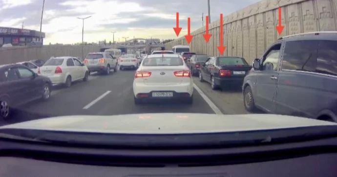 Qabağa düşmək istəyən sürücülər yol çiyninə çıxıb tıxacı daha da şiddətləndirdilər VİDEO