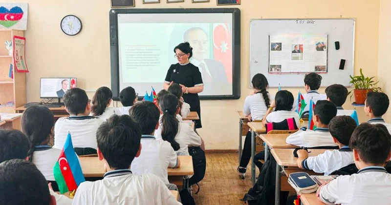 Paytaxt məktəblərində Ümummilli Liderə həsr olunmuş tədbirlər keçirilib