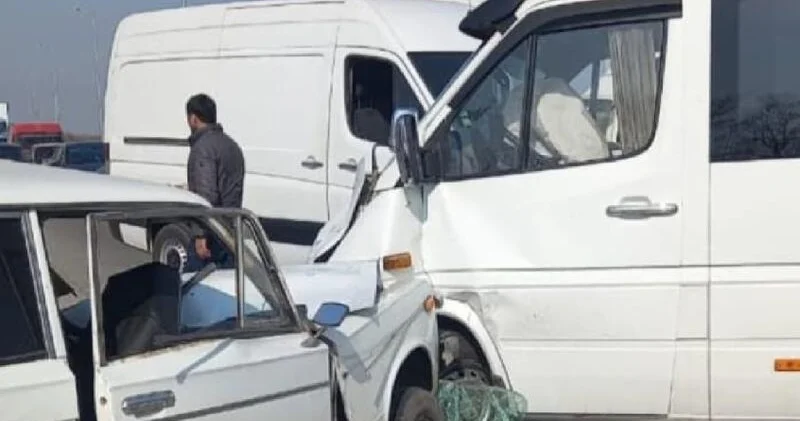 Goranboyda zəncirvari yol qəzası oldu, iki nəfər xəsarət aldı