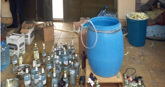 Yaşayış evində saxta alkoqollu içkilərin istehsal edildiyi aşkarlanıb FOTO