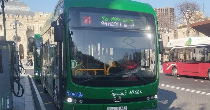 Сильно опаздывает: Жители Баку жалуются на работу автобуса №21